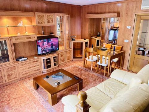 Dúplex pareado con zona exterior – khách sạn tại El Álamo