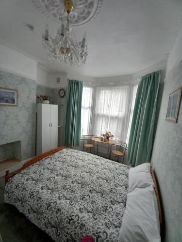 Mari London Holiday Room 4