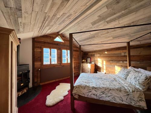 Romantic private superior Swiss Chalet with Hottub in لونجيرن