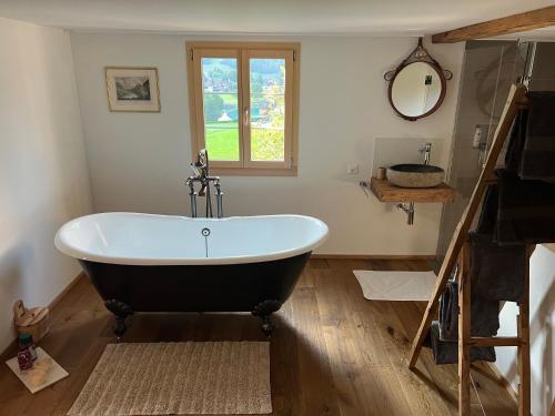 Romantic private superior Swiss Chalet with Hottub in لونجيرن