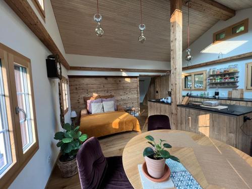 Romantic private superior Swiss Chalet with Hottub in لونجيرن