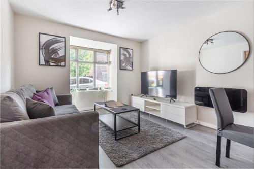 Lovely 2bed Apt in Redditch, Free Wi-Fi & Parking