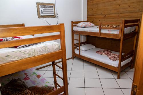 2 bunk beds