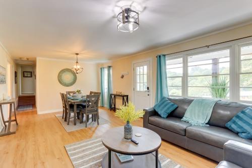 The Sunrise Cottage with Hot Tub, 3 Mi to Downtown in Blue Ridge, USA