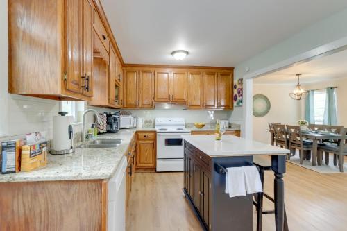 The Sunrise Cottage with Hot Tub, 3 Mi to Downtown in Blue Ridge, USA