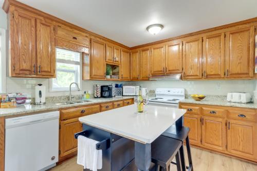 The Sunrise Cottage with Hot Tub, 3 Mi to Downtown in Blue Ridge, USA