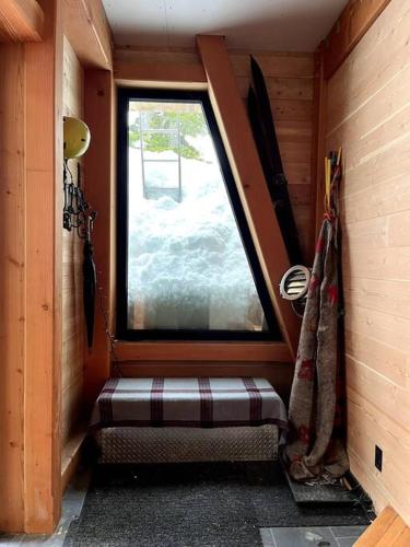 Basecamp Strathcona Park View Chalet in Mount Washington, Canada