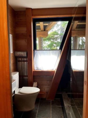 Basecamp Strathcona Park View Chalet in Mount Washington, Canada