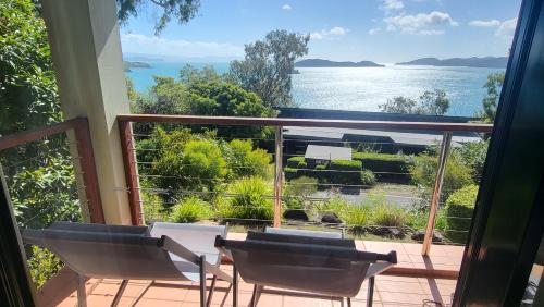 Luxury Couples Retreat Hamilton Island and golf buggy - Renovated August 2023