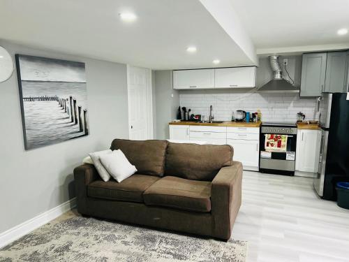 Cozy 1 BR basement apartment with Free Street Parking & Separate Entrance - Apartment - Milton