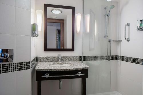 Queen Room image 2