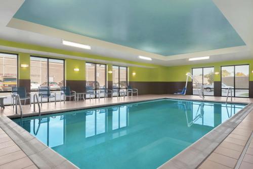 Hampton Inn & Suites Mishawaka/South Bend at Heritage Square - image 11