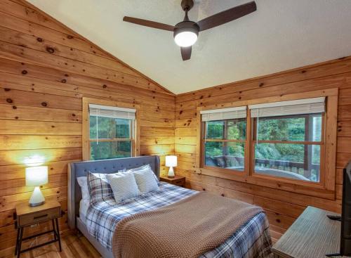 Wandering Bear Cabin w/ Hot Tub & Mountain Views! in Waynesville, USA