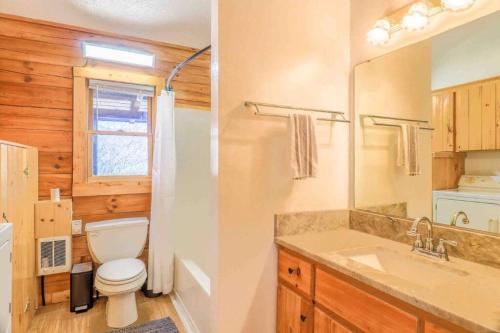 Wandering Bear Cabin w/ Hot Tub & Mountain Views! in Waynesville, USA