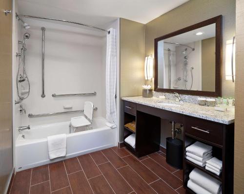 One-Bedroom Suite - Disability Access image 3