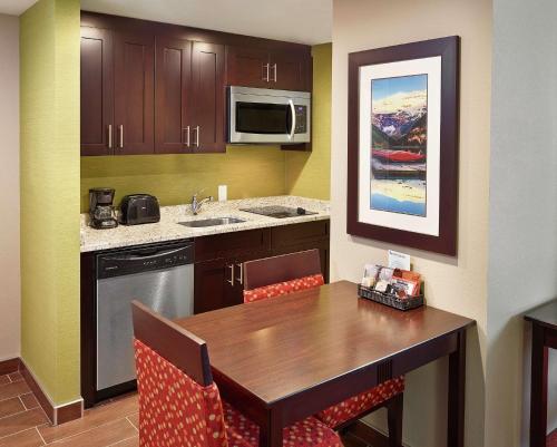 King Studio Suite - Non-Smoking room in Homewood Suites by Hilton Calgary-Airport