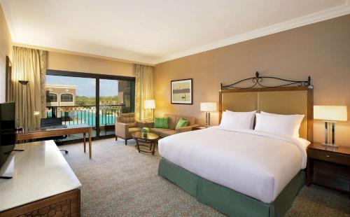 Hilton Alexandria King's Ranch Room Type - Deluxe King Room with Pool View