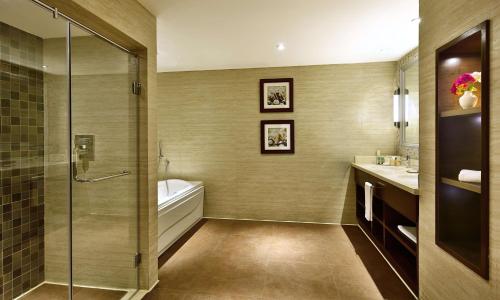 Hilton Alexandria King's Ranch Room Type - One-Bedroom King Suite with Pool View