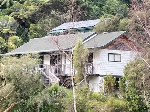 Waikawa Bay bach with spectacular views