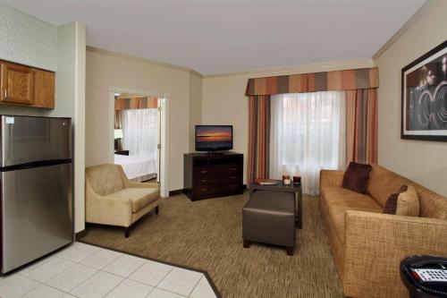 2 queen beds, 1 sofa bed