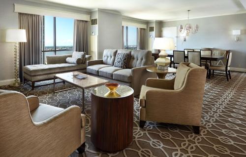 Hilton New Orleans Riverside - image 3