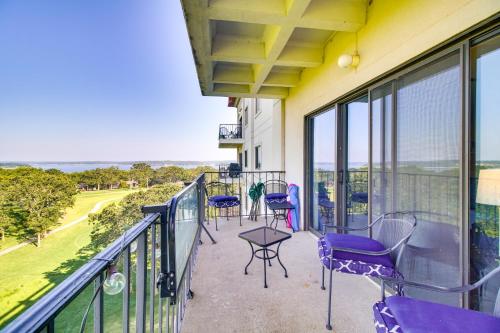 Lake-View Condo Condo in Vista Towers Shangri-La!