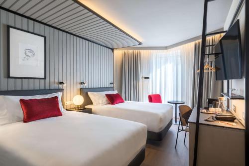 1 king bed, 2 double beds