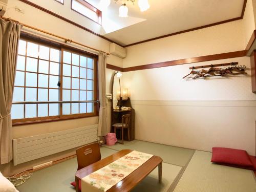 room detail thumbnail 1
