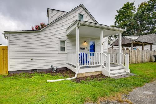 Updated Hampton Home with Grill Walk to Beach!