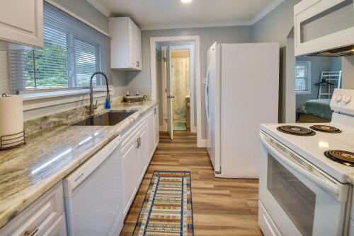 Walk to Beach Hampton Home with Grill! in Hampton, USA