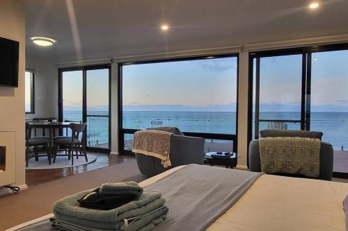Heathcliff1 Luxury Couples Retreat with Stunning Coastal Views! in Boat Harbour