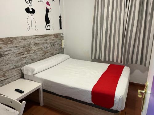 Queen Room with Shared Bathroom image 7
