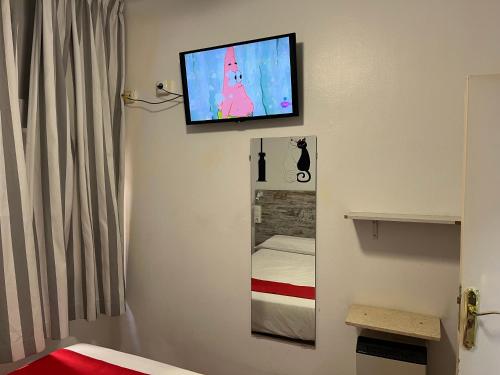 Queen Room with Shared Bathroom image 3