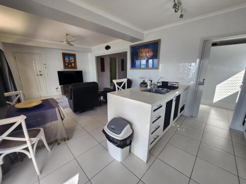 Cocina, Apartamento de 30 m² en Rossville, con 1 habitación(es) y 2 baño(s) privado(s) (Sundowners) in Cooktown