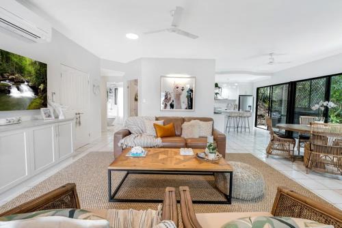 Trinity Beach Tropical Hideaway
