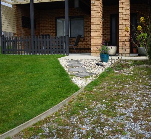 zahrada, GOLDFIELDS STUDIO APARTMENT, Beaconsfield - Fully Self-contained, air-conditioning in Beauty Point / Beaconsfield