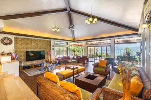 Ekam Lake House by StayVista with Mountain & Lake views, Outdoor jacuzzi, Sauna, Modern amenities & Kitchen garden