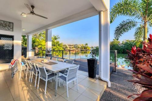 Beautiful Bayview - King Beds, Pool Water Frontage