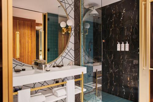 Premium Twin Room image 8