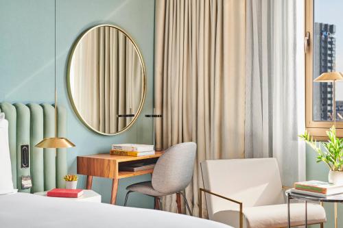 Premium Twin Room image 6