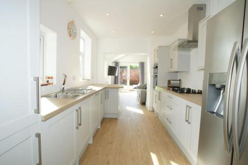 Modern 4 bed house near city centre/Chester Zoo
