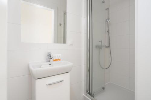 Apartment with Shower image 7