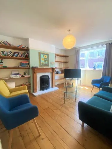 Colourful vintage-styled home in lovely Southville photo 2