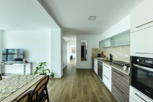 Modern & Bright 3BR Apt with Shelter by Sea N' Rent - image 2
