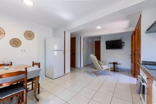 Közös társalgó / TV, Casa Feli - APARTAMENTO con JARDÍN PRIVADO en los PIRINEOS (Casa Feli - APARTAMENTO con JARDIN PRIVADO en los PIRINEOS) in Castiello De Jaca