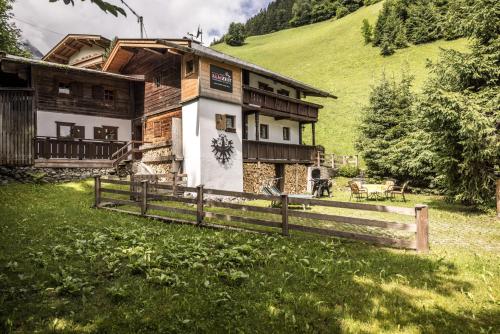 Alpenzauber / Chalet AlmZeit / Almhütte Zillertal, Pension in Schwaz