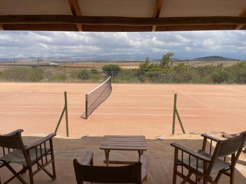 Chui Cottage with tennis facing Mt Kenya & near Ngare Ndare