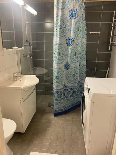 Kotimaailma - Hyvin avara rauhallinen 3MH asunto, Helsinky (fotografie 6)