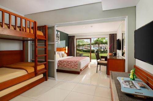 1 queen bed, 1 bunk bed, 1 futon bed