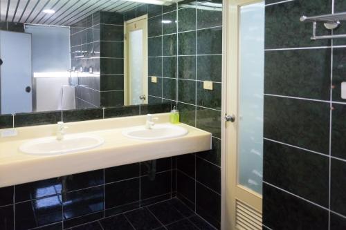 Standard Double Room image 3